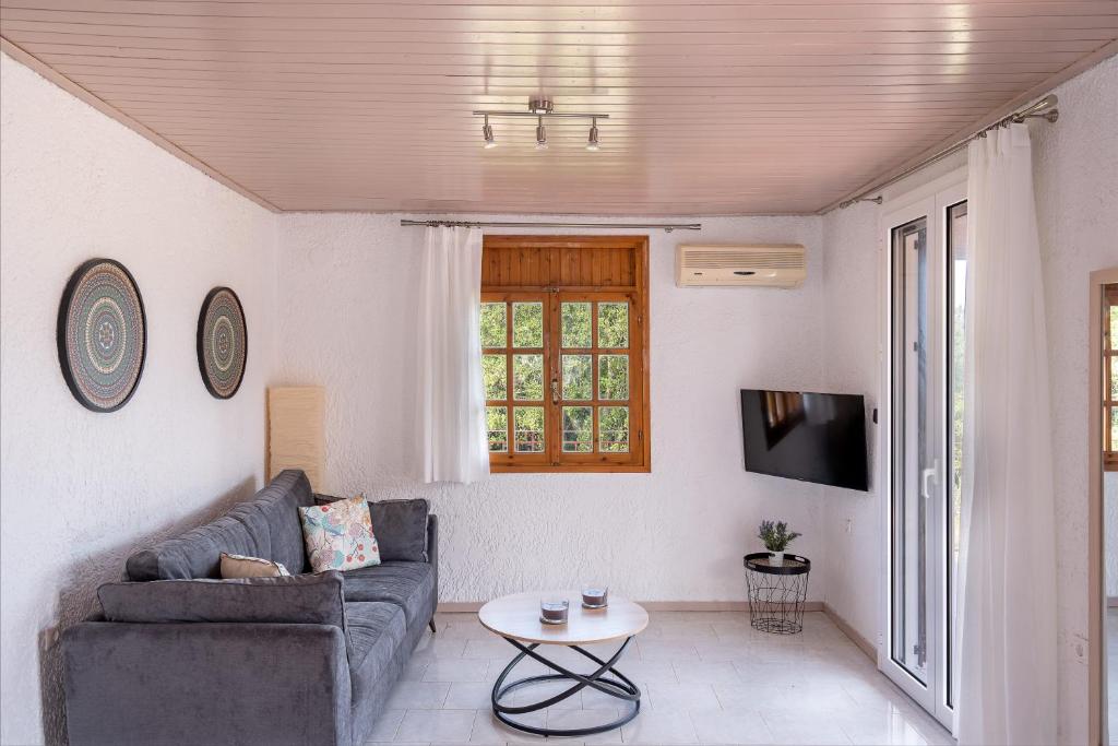 TV a/nebo společenská místnost v ubytování Salty Pebble House