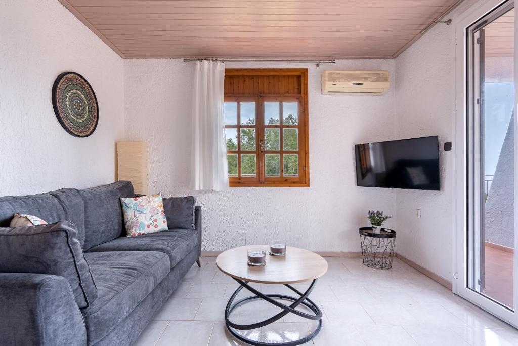 TV a/nebo společenská místnost v ubytování Salty Pebble House