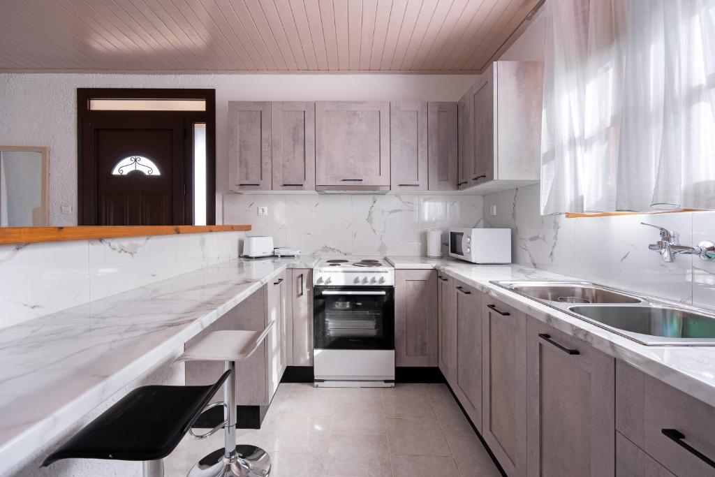 Kuchyň nebo kuchyňský kout v ubytování Salty Pebble House