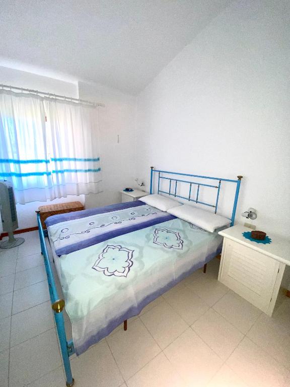 a bedroom with a bed and a desk and a bed at Residence Porto Coda Cavallo in San Teodoro