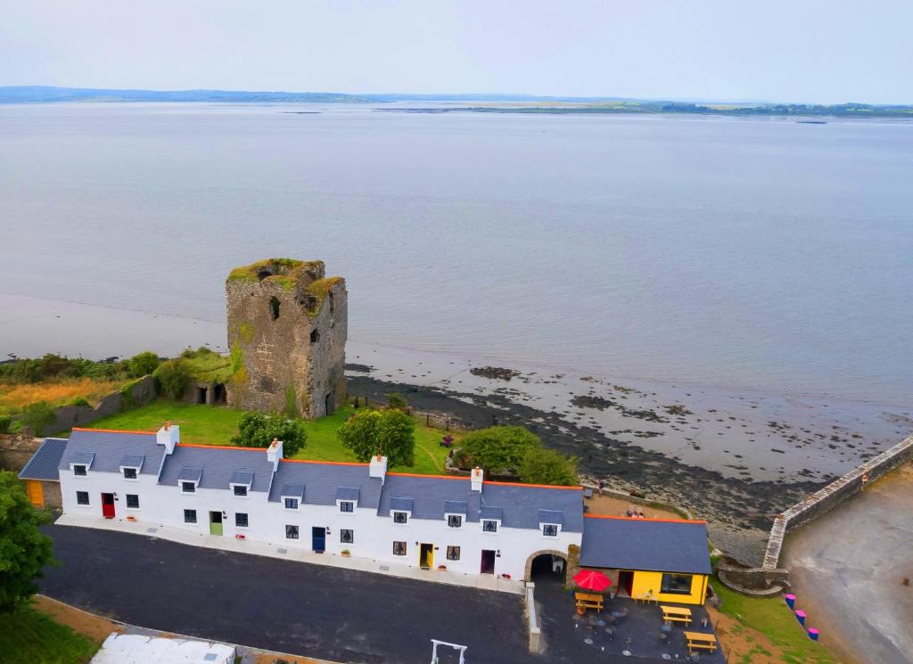 una vista aerea di un castello vicino all'acqua di Shannon Castle Holiday Cottages Type B 