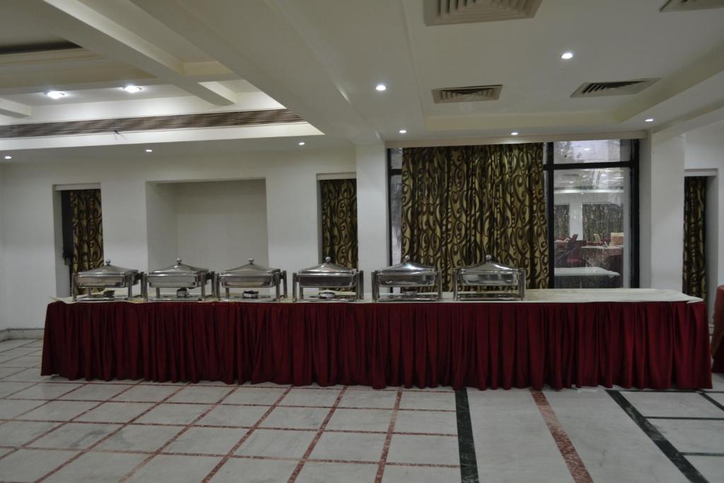 Ein Restaurant oder anderes Speiselokal in der Unterkunft Sobti Continental Bareilly 