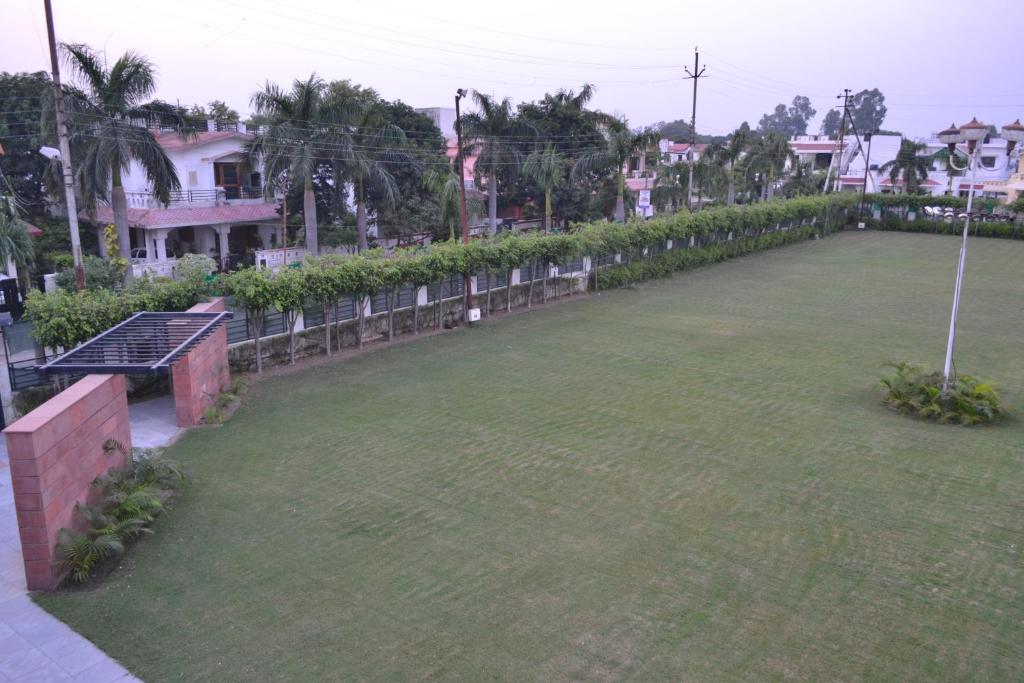 Zahrada ubytování Sobti Continental Bareilly