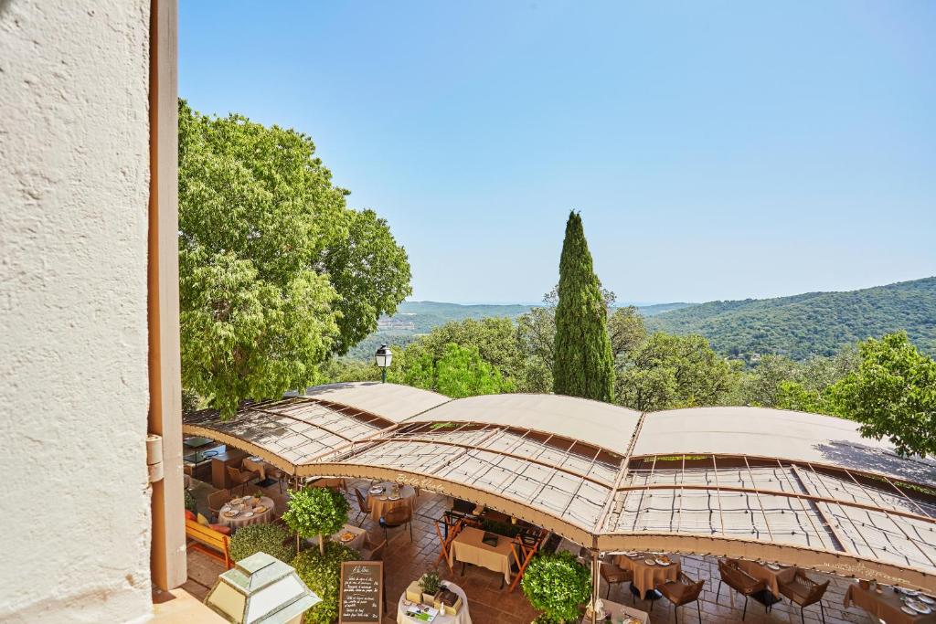 Nespecifikovaný výhled na hory nebo výhled na hory při pohledu z hotelu