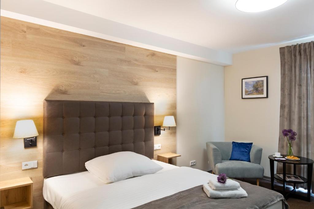 Postel nebo postele na pokoji v ubytování Dominik Hotel & Eventsaal
