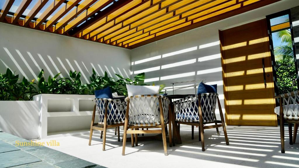 Balkón nebo terasa v ubytování West Phu Quoc Charm 3BR private pool villa