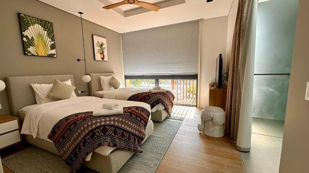 Postel nebo postele na pokoji v ubytování West Phu Quoc Charm 3BR private pool villa