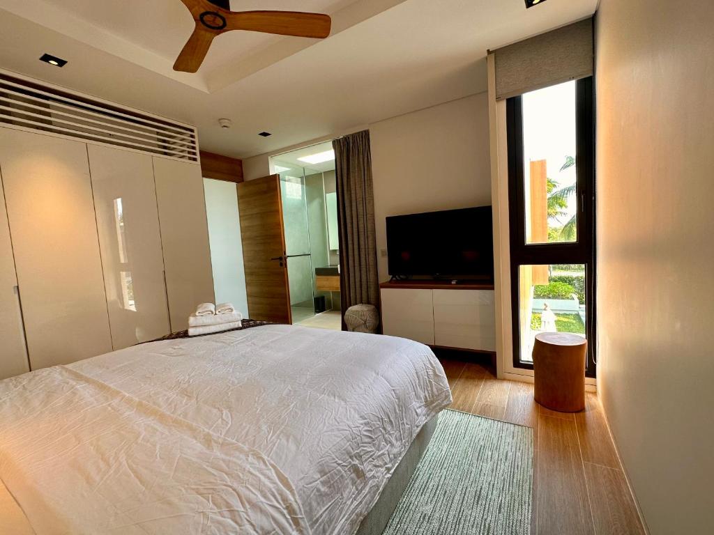 TV a/nebo společenská místnost v ubytování West Phu Quoc Charm 3BR private pool villa
