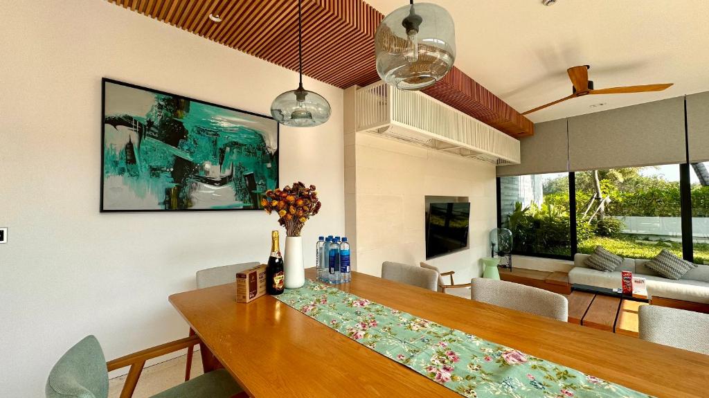 TV a/nebo společenská místnost v ubytování West Phu Quoc Charm 3BR private pool villa