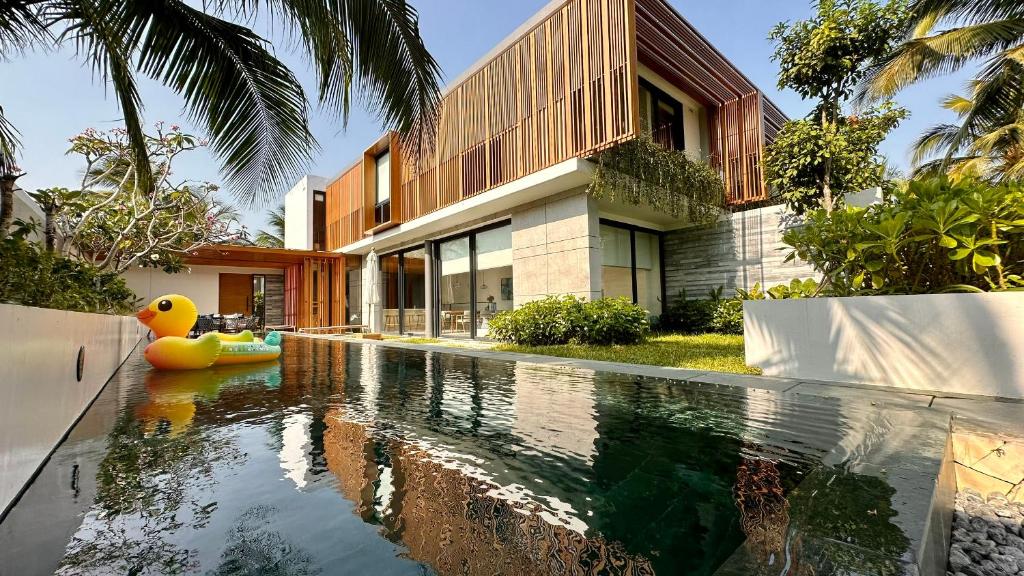 een huis met een zwembad voor een huis bij West Phu Quoc Charm 3BR private pool villa in Phu Quoc