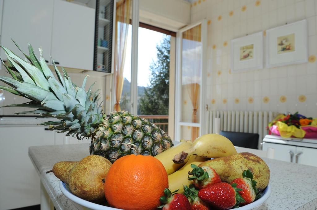uma taça de fruta num balcão na cozinha em B&B Pippinella em Urbania