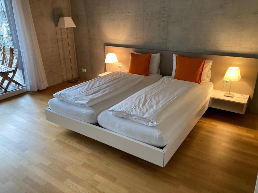 Postel nebo postele na pokoji v ubytování Gästehaus Hunziker