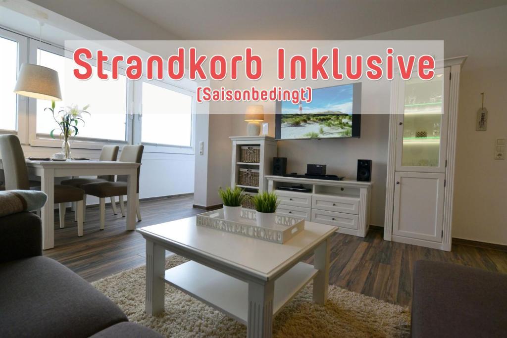 - un salon avec un canapé, une table et une télévision dans l'établissement Strandhochhaus SC10, à Cuxhaven