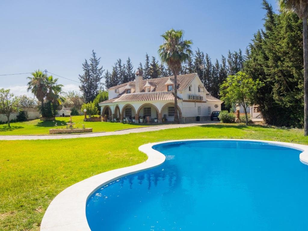 een zwembad voor een huis bij Cubo's Villa Garden in Alhaurín el Grande