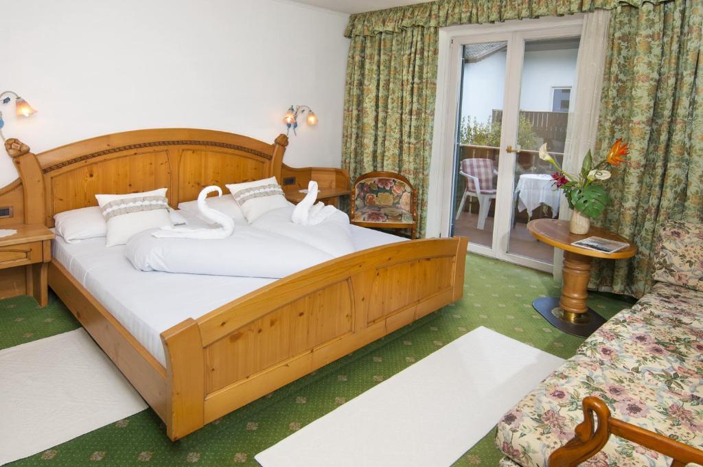 Postel nebo postele na pokoji v ubytování Albergo al Cervo - Gasthof zum Hirschen