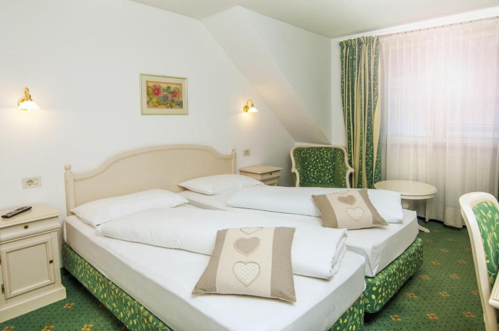 Postel nebo postele na pokoji v ubytování Albergo al Cervo - Gasthof zum Hirschen