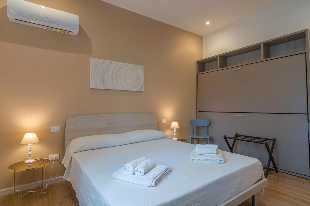 a bedroom with a bed with towels on it at Casa Lighea Mondello - 200 mt dalla spiaggia in Mondello