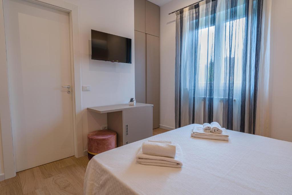 a room with a bed with two towels on it at Casa Lighea Mondello - 200 mt dalla spiaggia in Mondello
