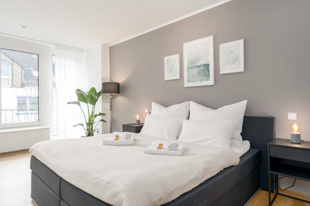 Кровать или кровати в номере SHINY HOMES - City Center with Parking Place