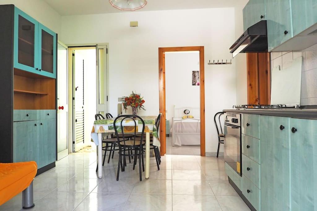 Η κουζίνα ή μικρή κουζίνα στο Bilocale Robinia 1 by Salento Affitti