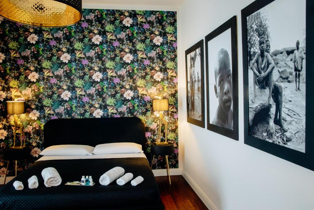 um quarto com uma cama com papel de parede floral em The Lovers Suite em Cava deʼ Tirreni