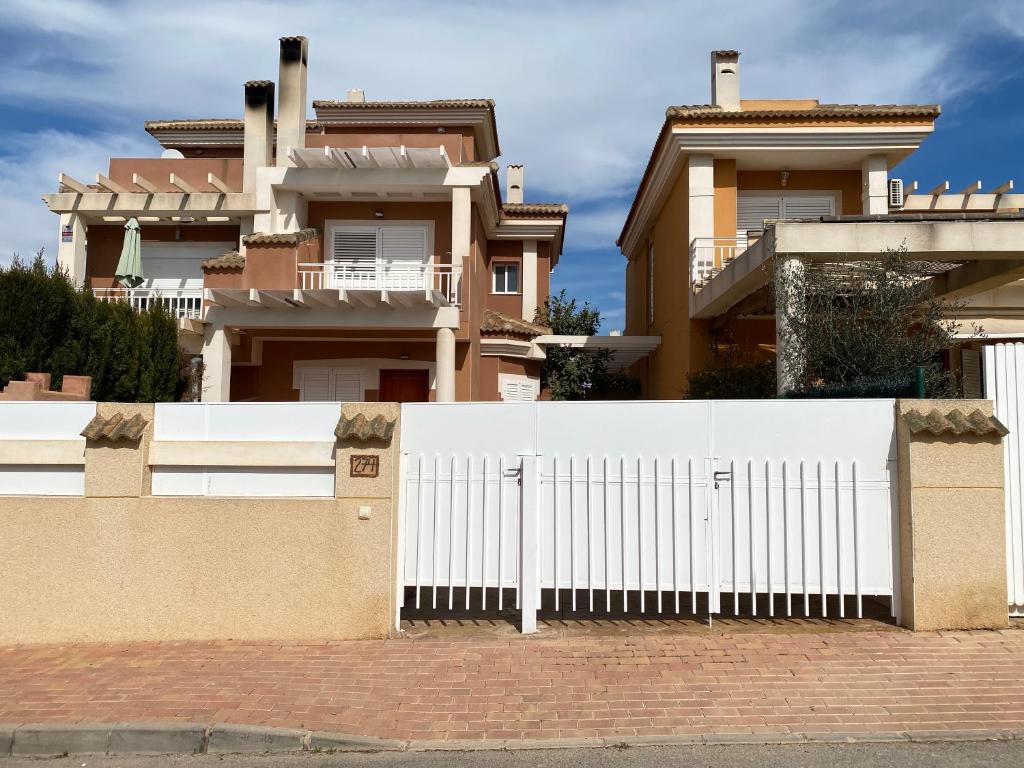 a white fence in front of a house at Magnífico Bungalow en Gran Alacant in Gran Alacant