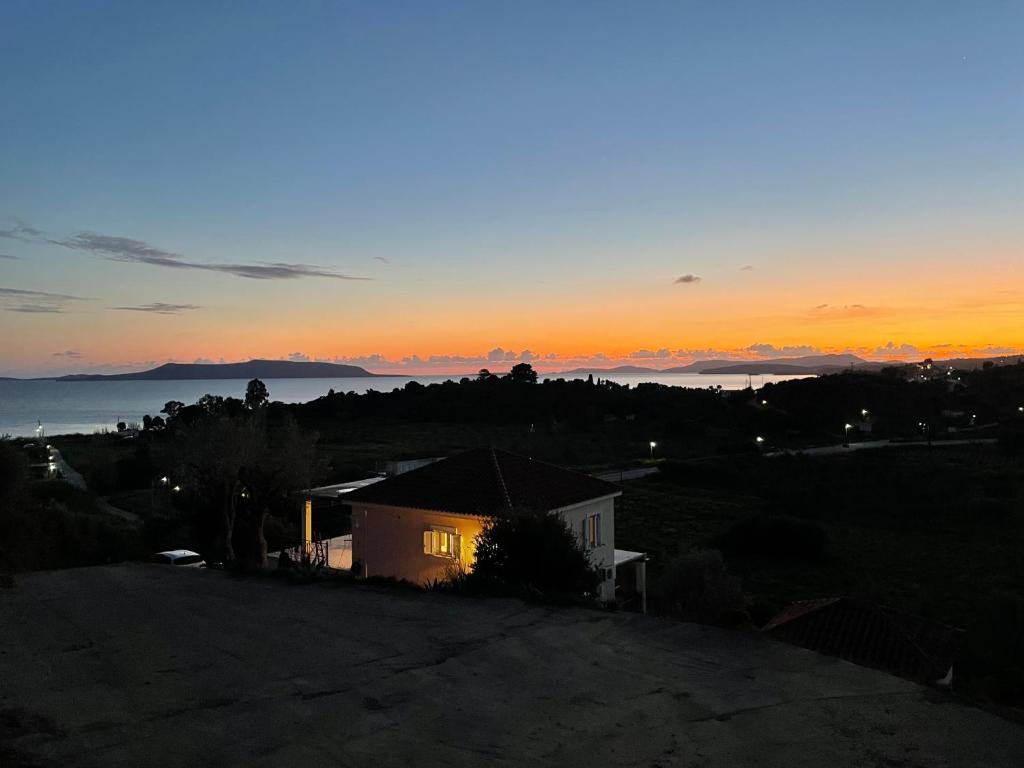 einen Blick auf den Sonnenuntergang von einem Haus aus in der Unterkunft Haus Granes in Finikounda
