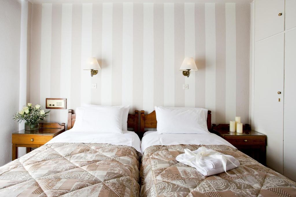 Postel nebo postele na pokoji v ubytování Kouros Hotel