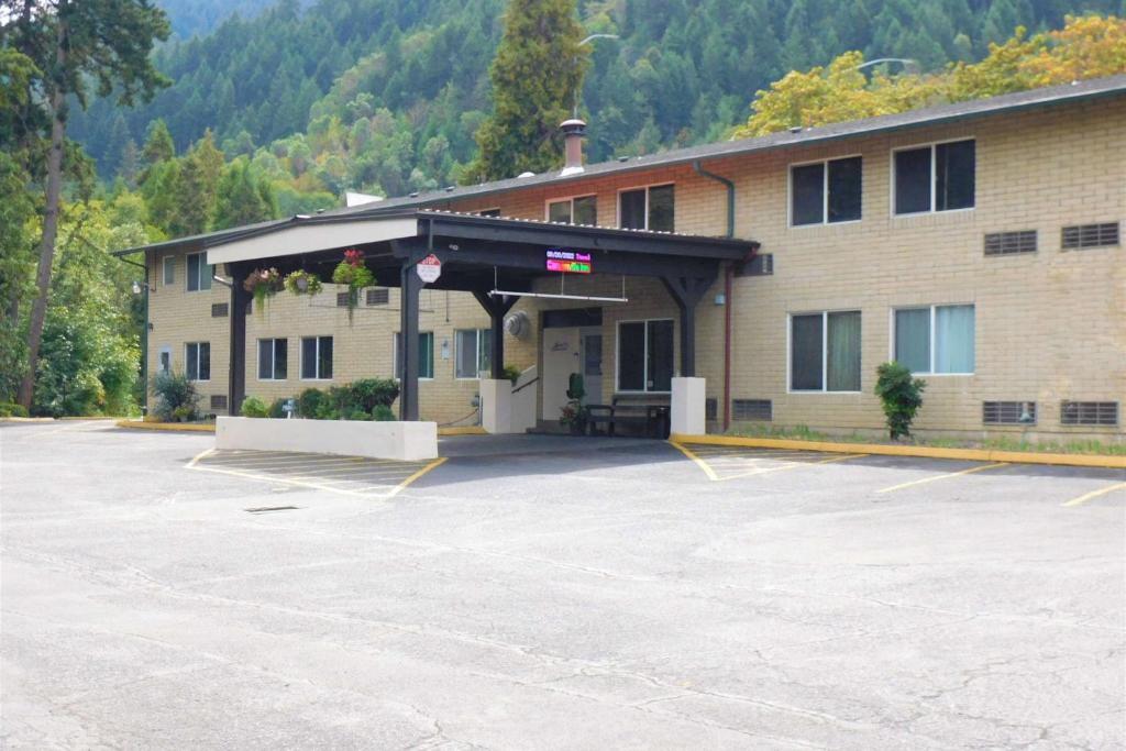 un gran aparcamiento frente a un edificio en Travelodge by Wyndham Canyonville, en Canyonville