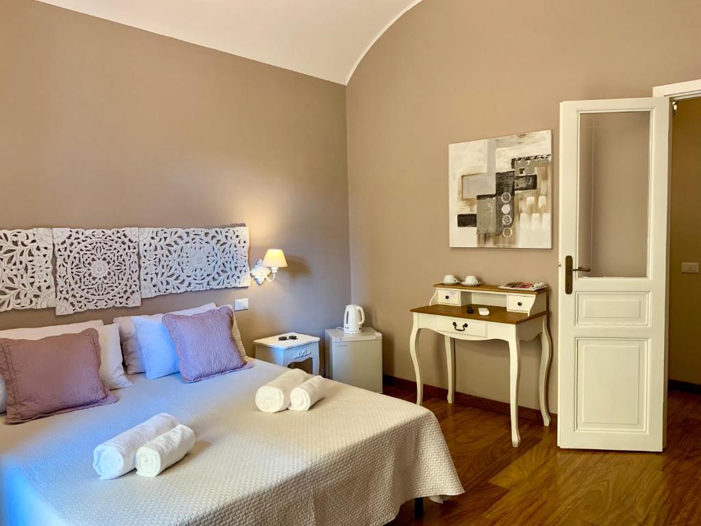 1 dormitorio con 1 cama con toallas en CERNAIA ROOM, en La Spezia