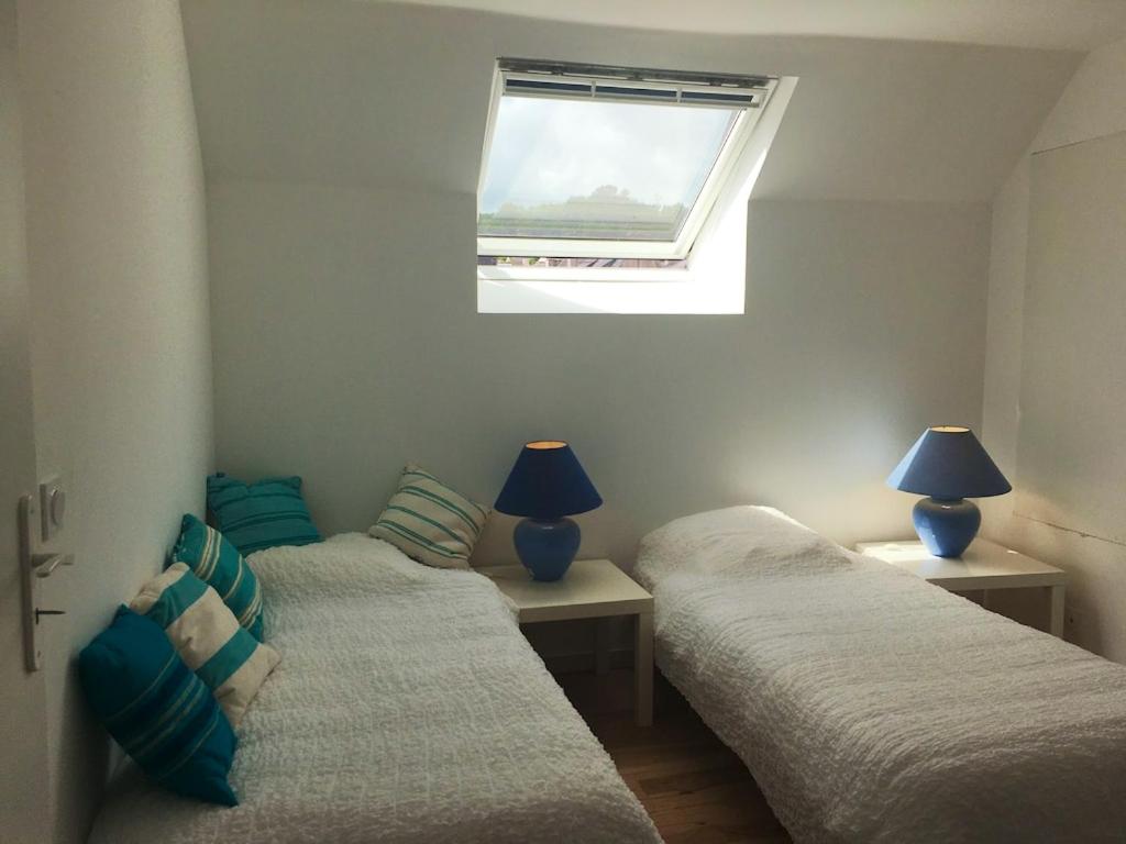 Posteľ alebo postele v izbe v ubytovaní Charmante Maison à Huelgoat avec Terrasse et Jardin