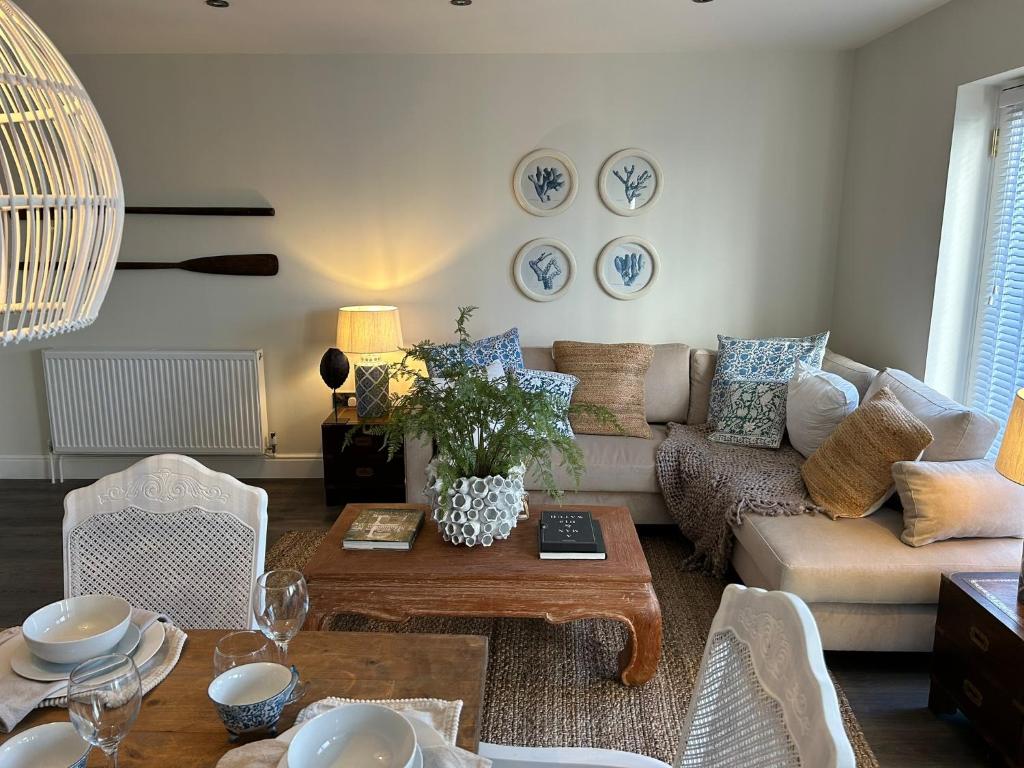 The Pelican Room-converted Cart Lodge near airport - Housity