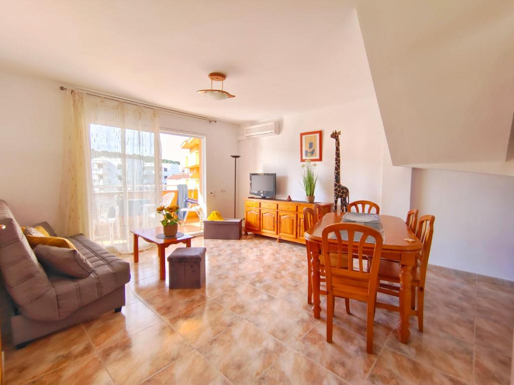 Televízia a/alebo spoločenská miestnosť v ubytovaní VACAY Villa Mateua, a paso de playa, en Costa Brava, L'Escala!