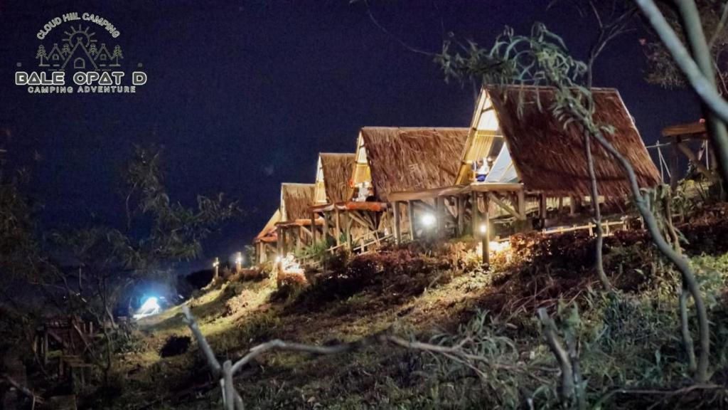a house on a hill at night with lights w obiekcie Cloud Hill Camping w mieście Cicadas