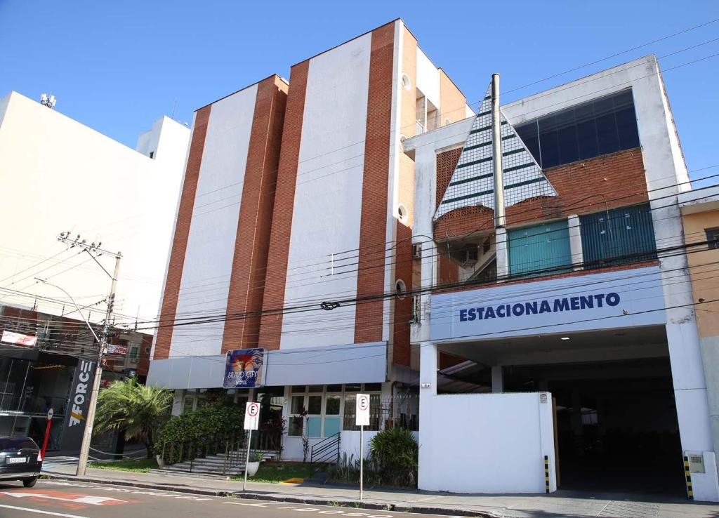 een gebouw met een torenspits erop bij Bravo City Hotel Sao Carlos in São Carlos