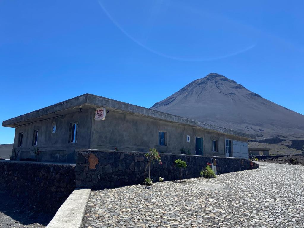 a building with a mountain in the background at Casa Ze & sonia in Portela