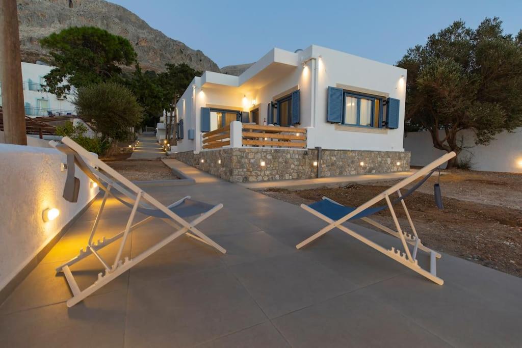 Villa con vistas a una casa en Villa Maria - Seashore Serenity Villa at Myrties Beach Kalymnos, en Myrties