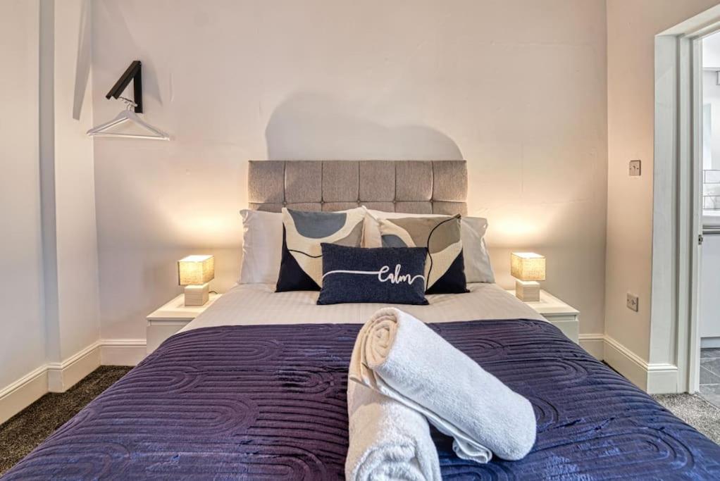 Un pat sau paturi într-o cameră la Guest Homes - Droitwich Road Apartment
