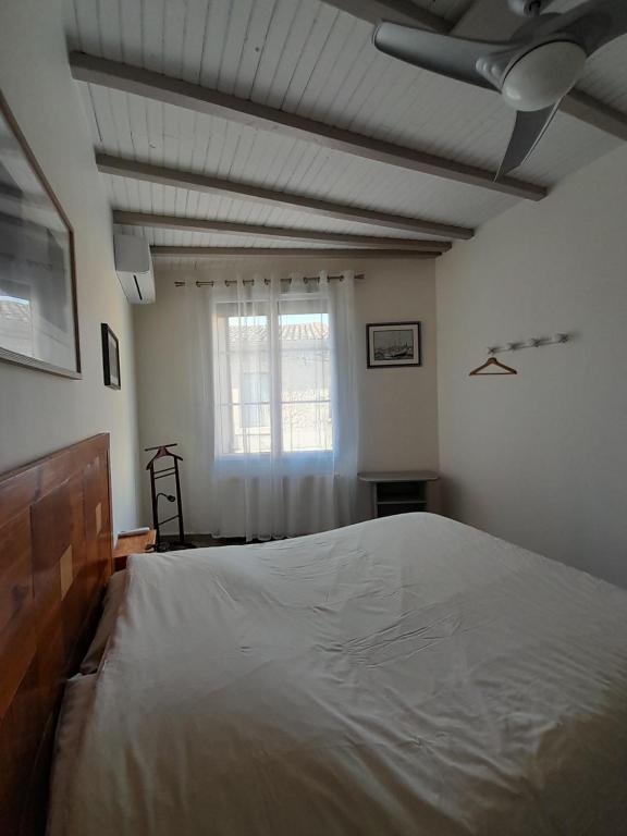 Una cama o camas en una habitación de La pause sous le pin B&B Chambres d'hôtes