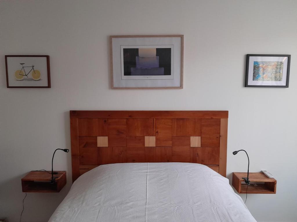 Una cama o camas en una habitación de La pause sous le pin B&B Chambres d'hôtes