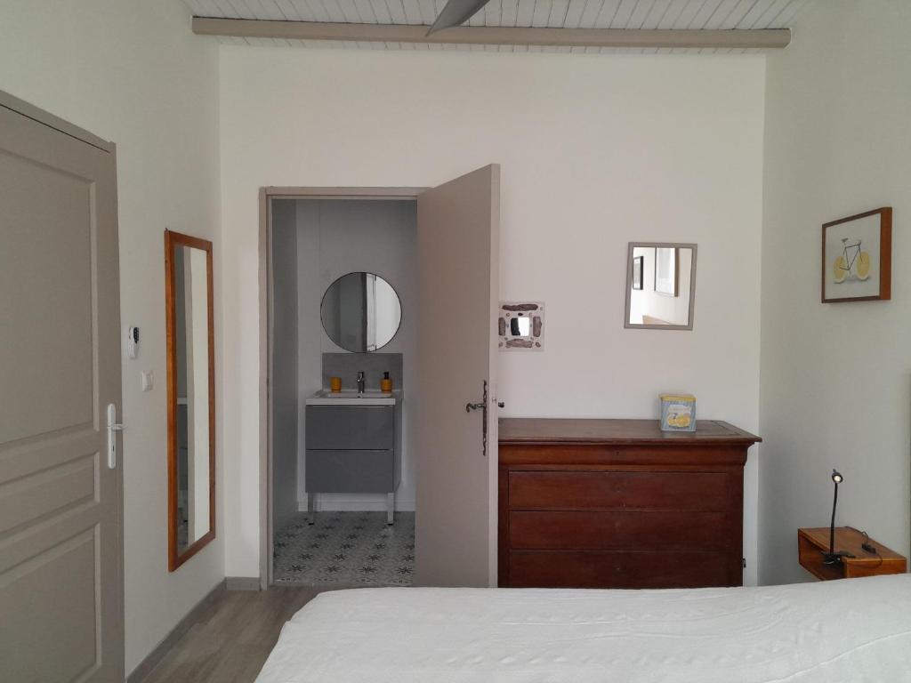 Una cama o camas en una habitación de La pause sous le pin B&B Chambres d'hôtes