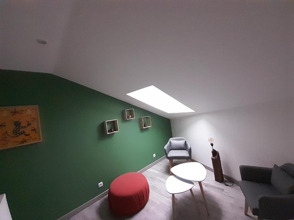 Un lugar para sentarse en La pause sous le pin B&B Chambres d'hôtes