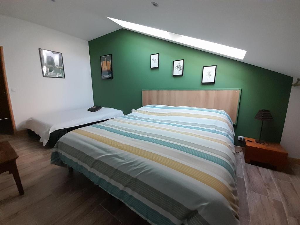 Una cama o camas en una habitación de La pause sous le pin B&B Chambres d'hôtes
