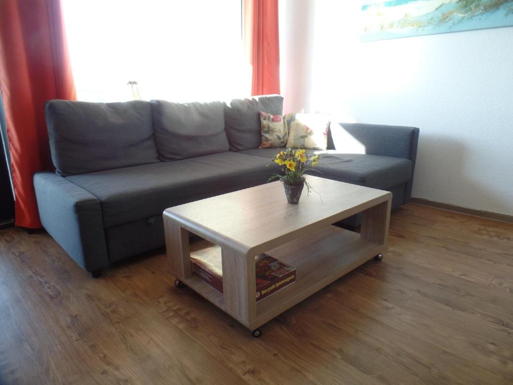 uma sala de estar com um sofá e uma mesa de centro em Ferienpark Sierksdorf App 425 - Strandlage em Sierksdorf