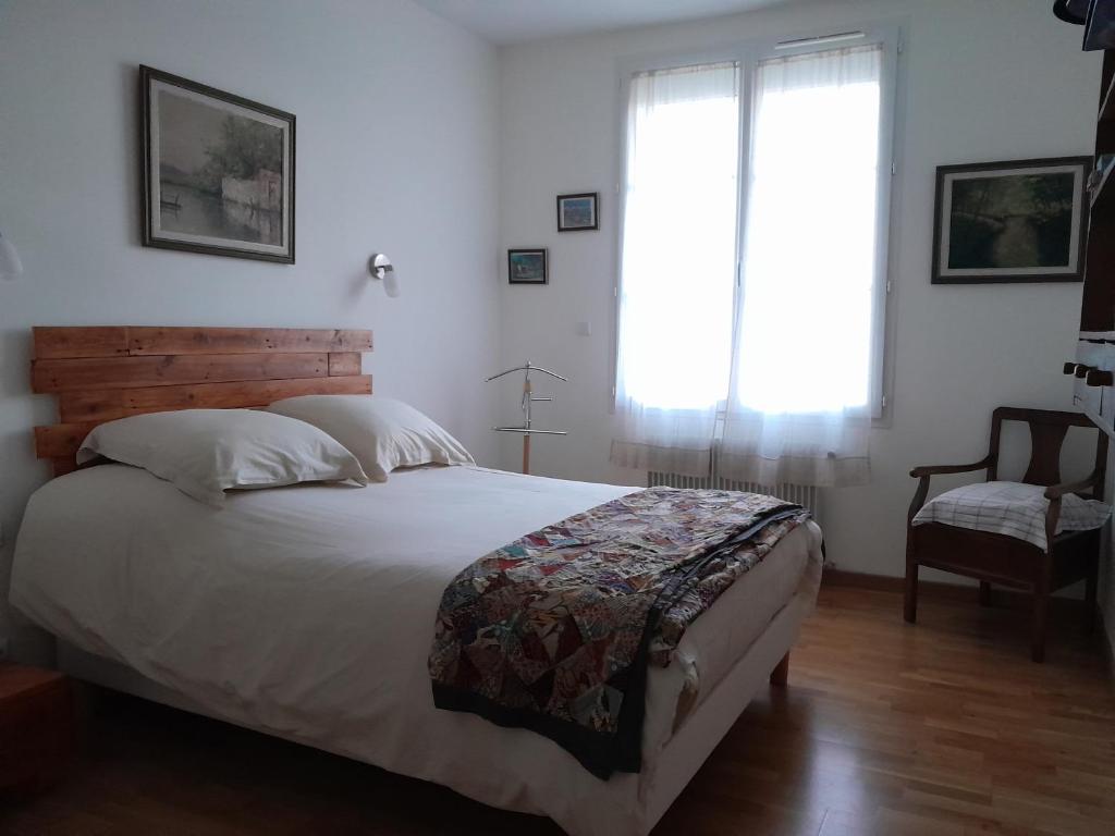 Una cama o camas en una habitación de La pause sous le pin B&B Chambres d'hôtes