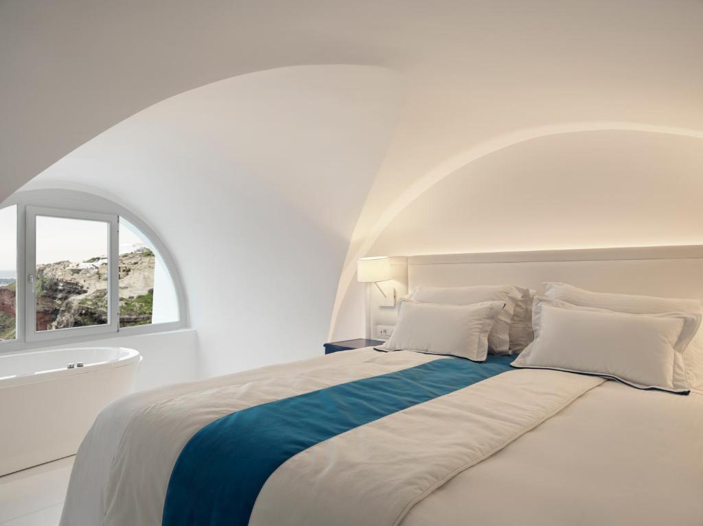 Postel nebo postele na pokoji v ubytování Katikies Santorini - The Leading Hotels Of The World