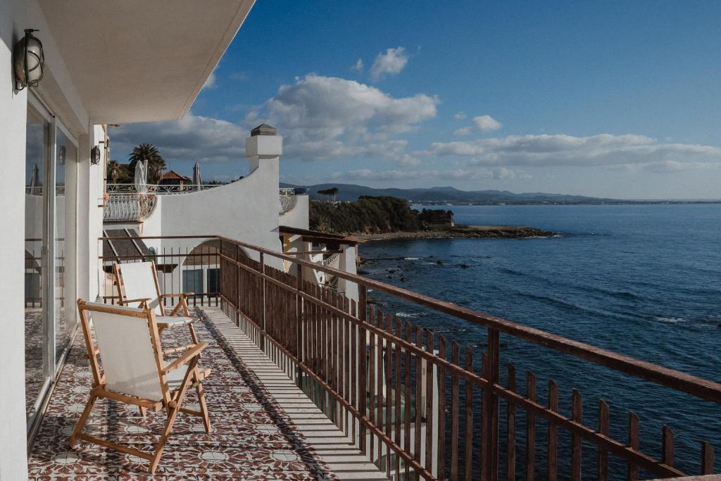a balcony with chairs and a view of the ocean at Be Your Home - Appartamento 4 camere sul Mare scesa al mare privata in Santa Marinella