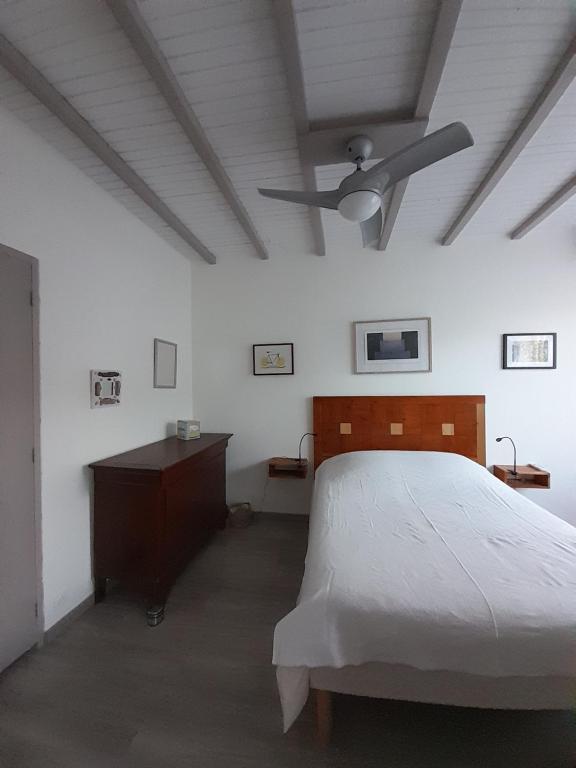 Una cama o camas en una habitación de La pause sous le pin B&B Chambres d'hôtes