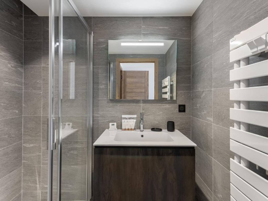 Kúpeľňa v ubytovaní Appartement élégant près des pistes avec sauna, hammam, salle de sport et parking couvert - FR-1-569-47