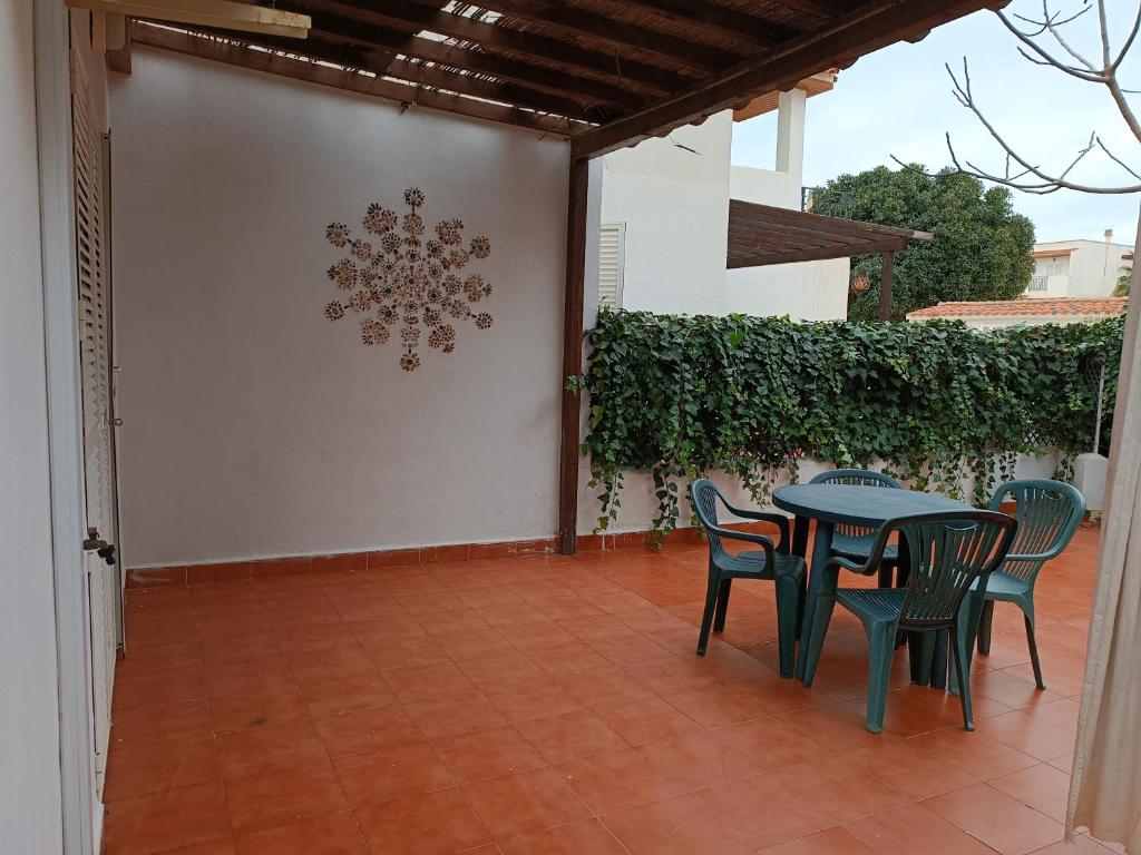 Patio alebo iná vonkajšia časť ubytovania Casa baja naturista con patio en primera línea de playa con piscina comunitaria!